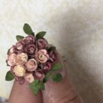 Dit boeketje rozen staat in een stolpje in de snuisterijenwinkel