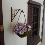 Hanging Basket bij de voordeur van mijn allereerste poppenhuis