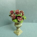 Een oude Hortensia staat bij de voordeur van de Willowcrest